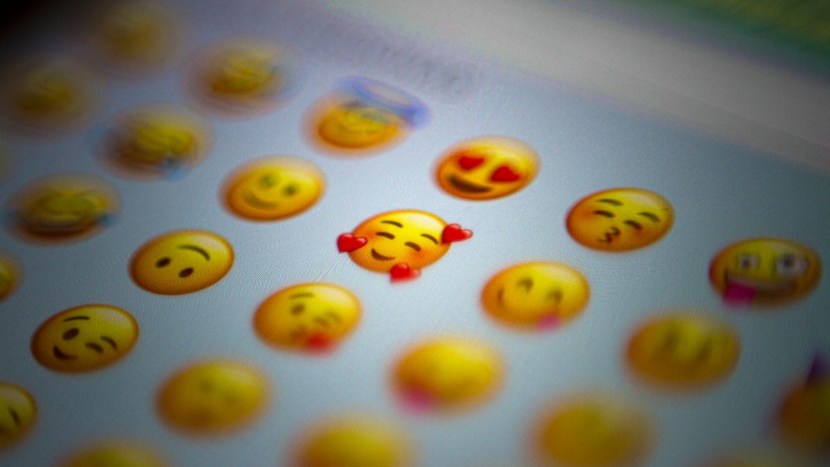 Bloomberg: iOS 18 umożliwi tworzenie własnych emoji przy użyciu sztucznej inteligencji