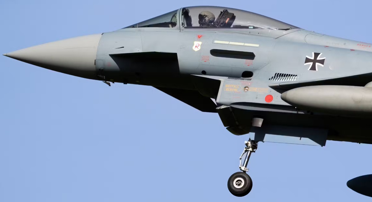 Niemiecki myśliwiec Eurofighter Typhoon uszkodzony po zderzeniu z dronem