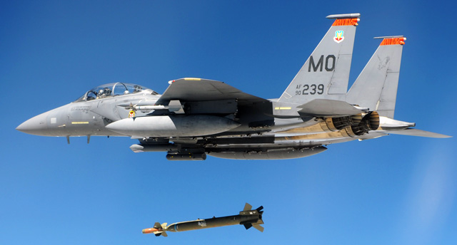 Irański dron atakuje bazę wojskową USA - myśliwce F-15E Strike Eagle biorą odwet