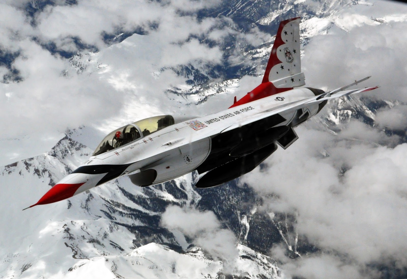 Siły Powietrzne USA testują bezzałogowe F-16 jako skrzydłowy prawdziwego pilota
