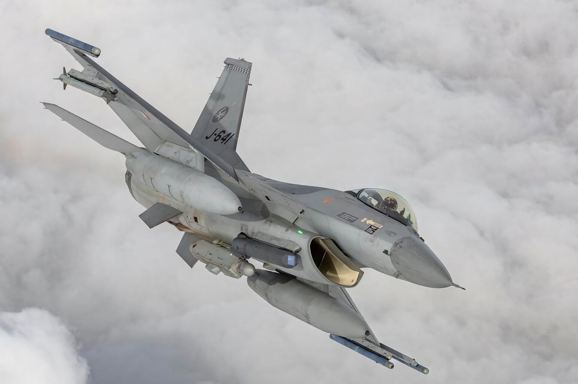 Holandia przeznacza kolejne 300 mln euro na zakup amunicji dla ukraińskich myśliwców F-16 Fighting Falcon