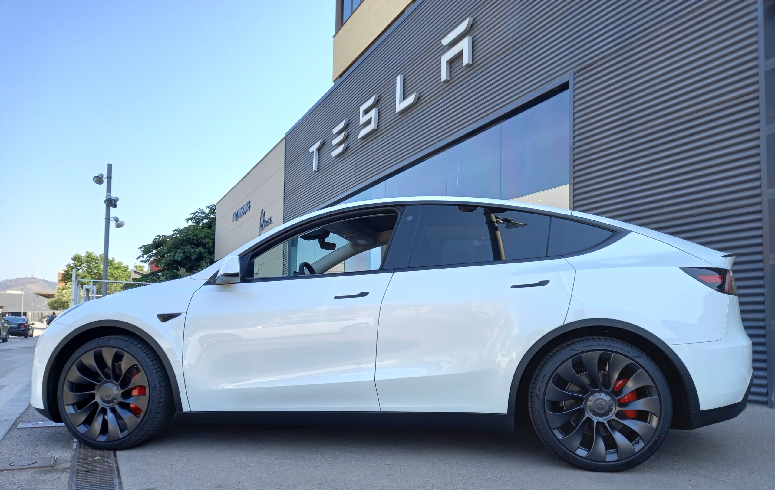 Tesla wycofuje 1,8 miliona pojazdów ze względu na ryzyko oderwania się maski silnika