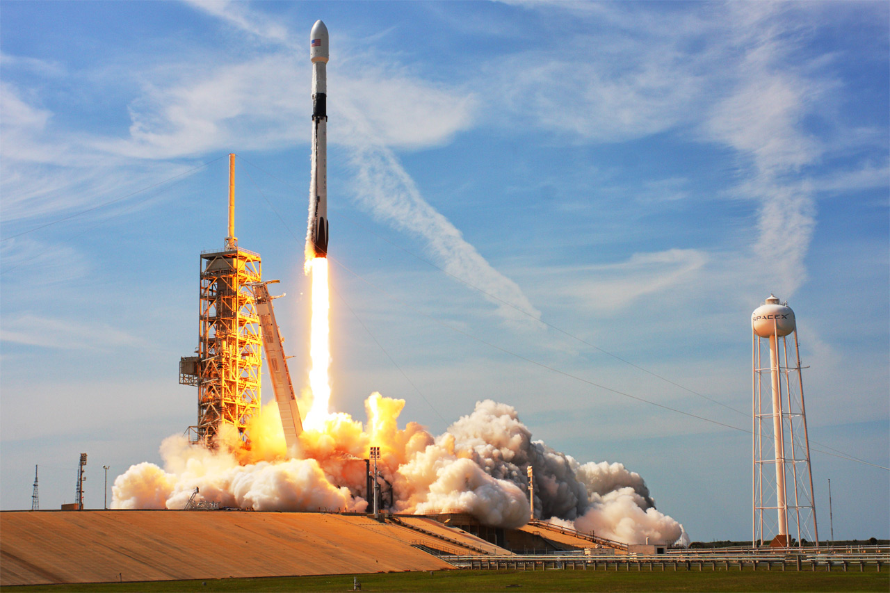 SpaceX uruchamia nową partię satelitów Starlink dzięki trzem udanym startom Falcona 9 w ciągu 36 godzin