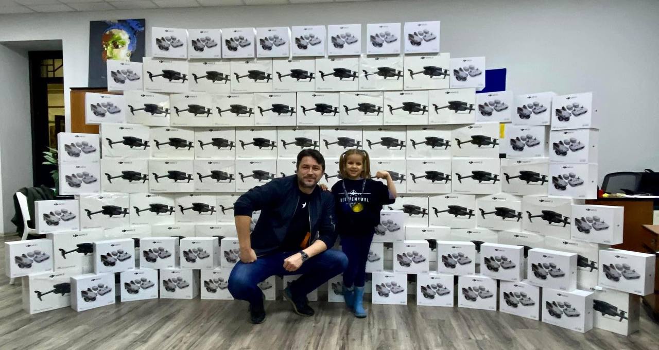 Organizacja charytatywna Sergeya Pritula zakupiła 130 zestawów quadcopterów DJI Mavic 3 i Air 2S Fly More Combo dla sił zbrojnych
