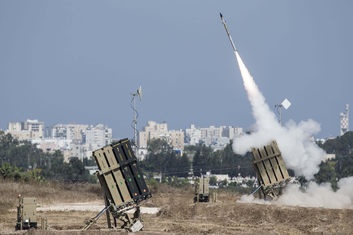 Izrael wydzierżawił od USA dwie baterie Iron Dome na 11 miesięcy i może je odkupić z powodu najbardziej zmasowanego ataku rakietowego od 50 lat.