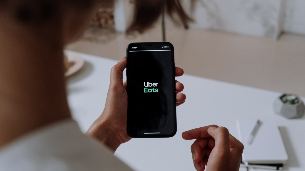 Uber Eats będzie zawierał krótkie filmy podobne do TikTok, aby pomóc użytkownikom lepiej wybrać restaurację, w której chcą złożyć zamówienie