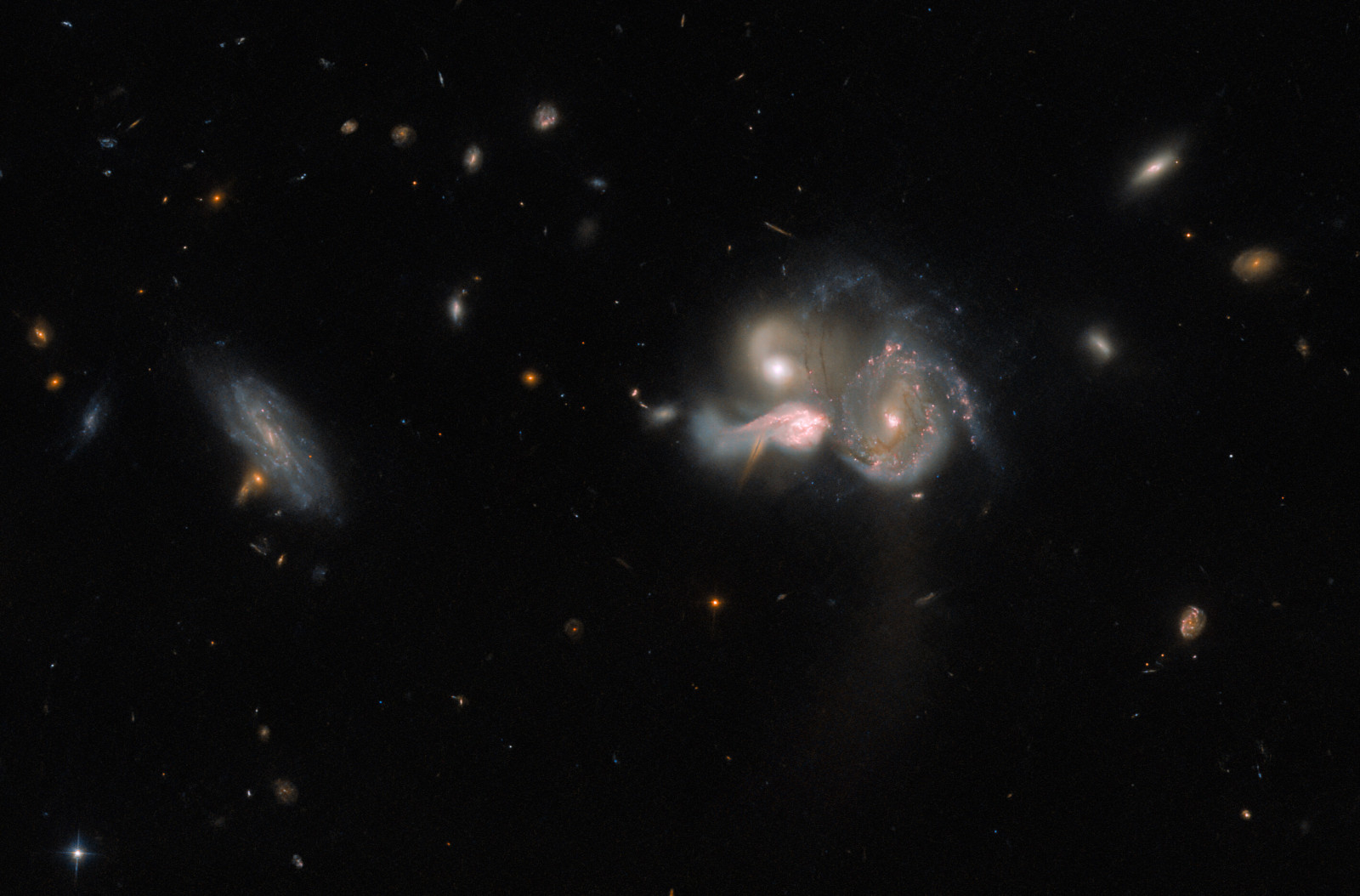 Hubble pokazuje zdjęcie trzech masywnych galaktyk łączących się w jedną