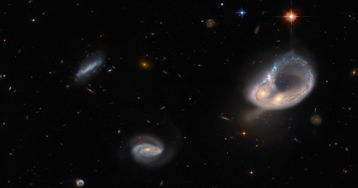 Kosmiczna katastrofa w skali galaktycznej - Hubble sfotografował dwie galaktyki zderzające się 670 milionów lat świetlnych od Ziemi