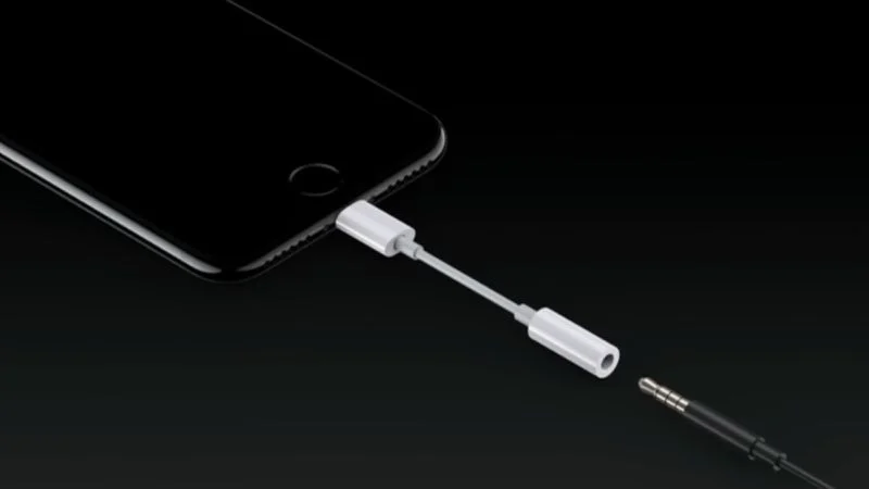 Apple wycofuje adapter Lightning dla gniazda słuchawkowego 3,5 mm, który był dostarczany z iPhone'em 7 w 2016 roku