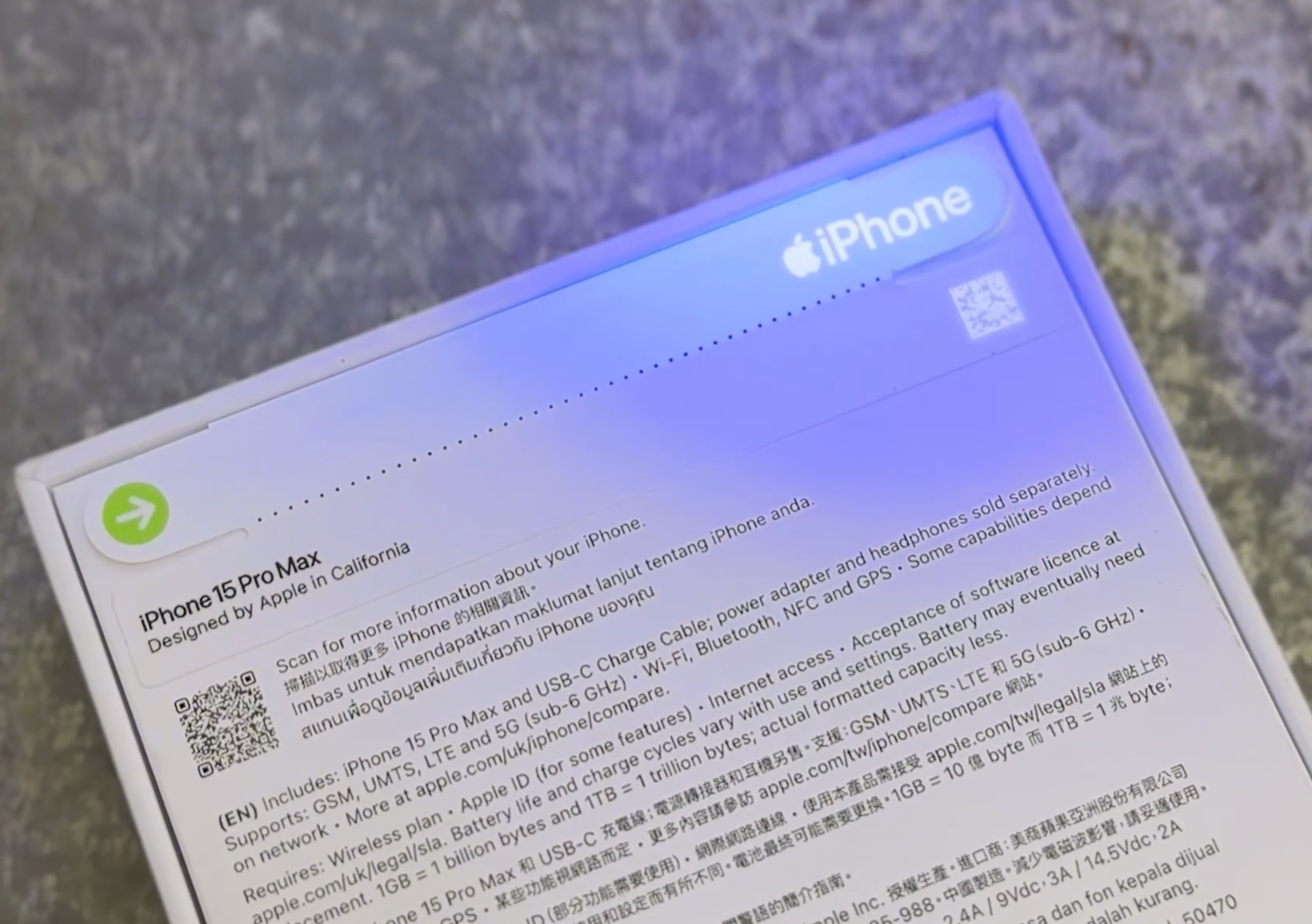 Na opakowaniu iPhone'a 15 znajdują się specjalne kody, które są widoczne tylko w świetle UV