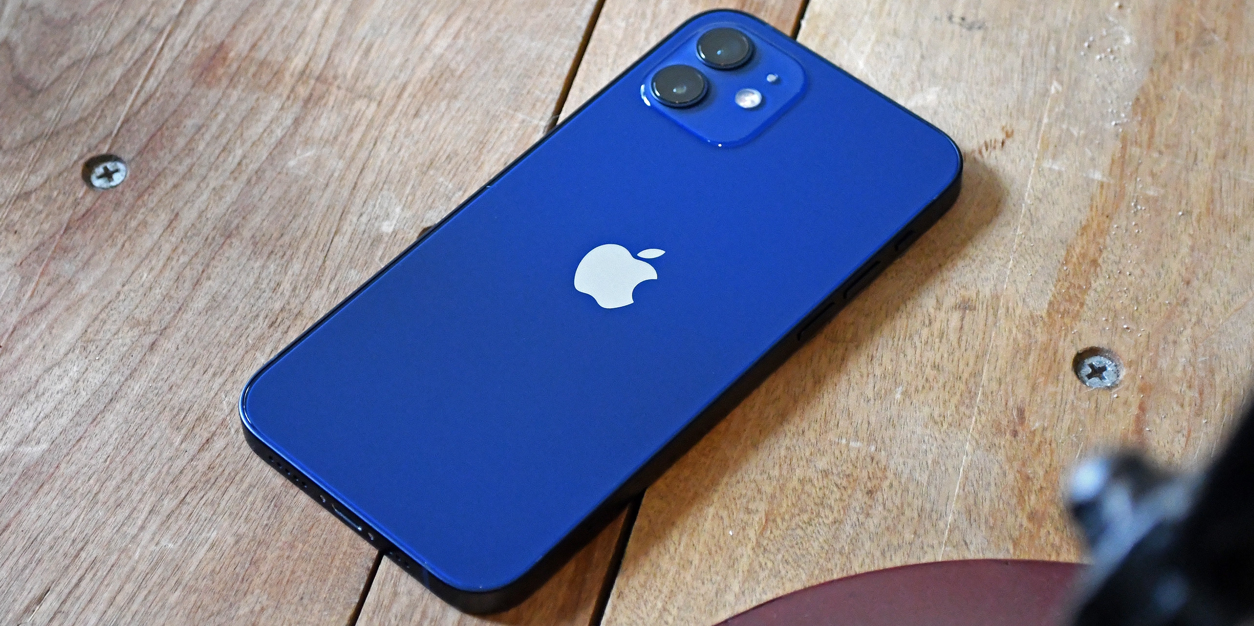 Plotka: Apple przywróci pionowe rozmieszczenie kamer w iPhone 16 i iPhone 16 Plus