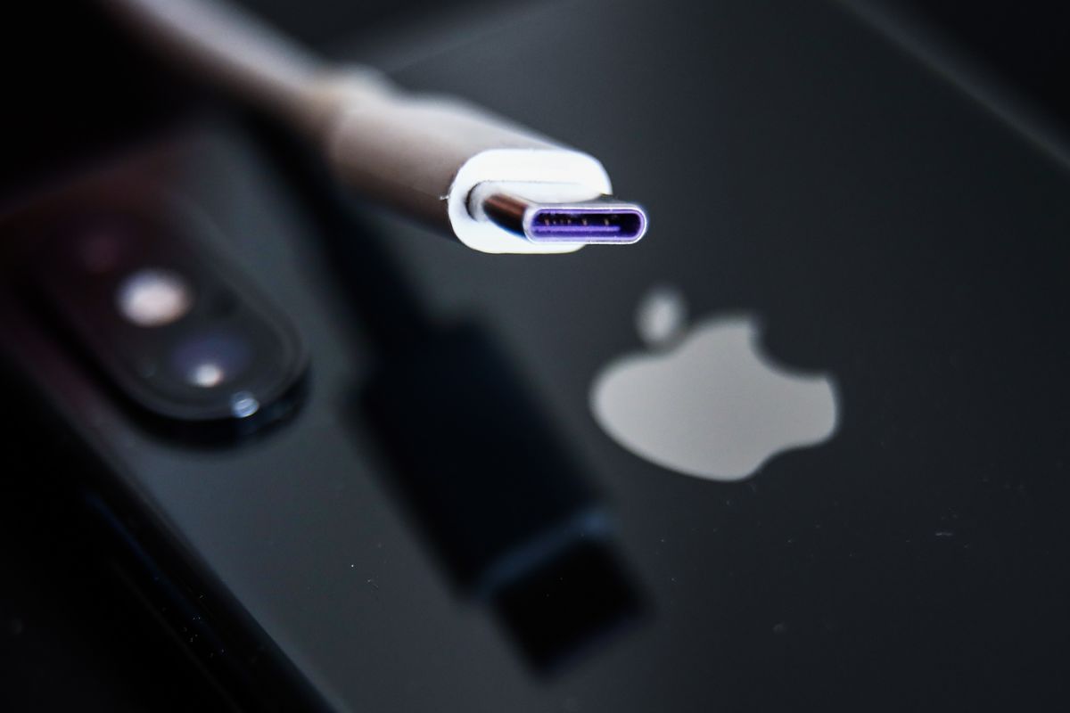Ming-Chi Kuo: iPhone 15 przejdzie na USB-C z szybszym ładowaniem, ale będzie działać tylko z certyfikowanymi kablami