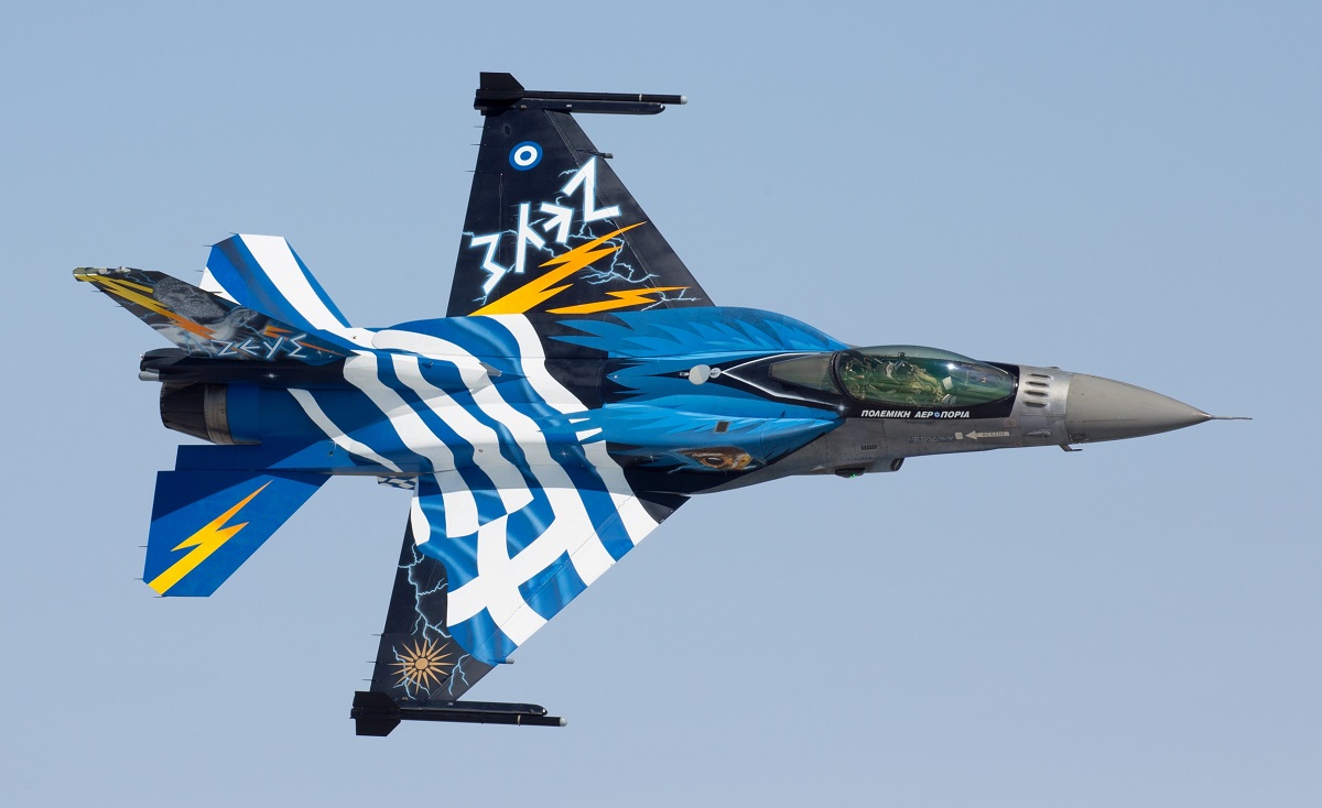 Greckie siły powietrzne ewakuują dziesiątki amerykańskich myśliwców F-16 Fighting Falcon z powodu pożaru i eksplozji w składzie amunicji w pobliżu bazy wojskowej.