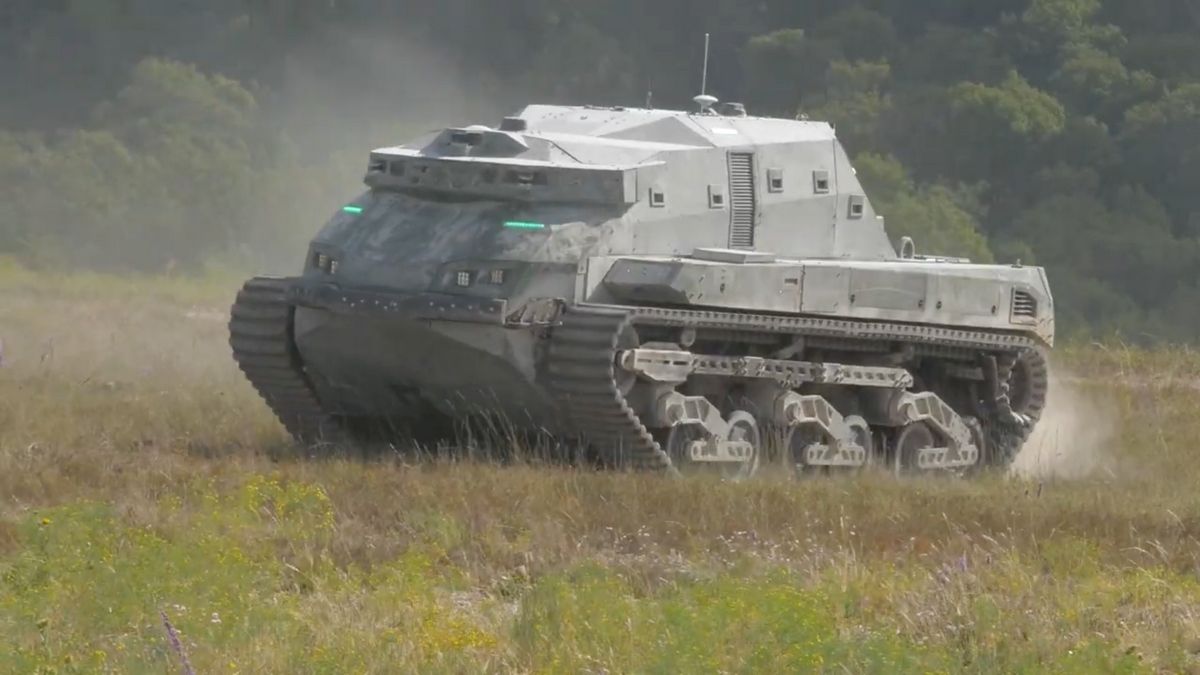DARPA przetestowała przypominający czołg robotyczny pojazd o nazwie RACER Heavy Platform