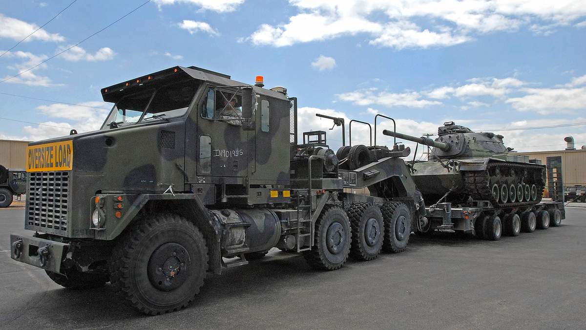 Ukraińscy kanonierzy otrzymają najpotężniejsze ciągniki czołgowe armii amerykańskiej Oshkosh M1070