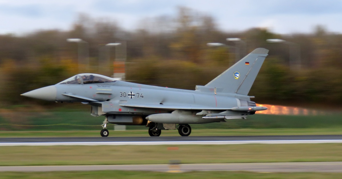 Niemcy poprawią zdolność wszystkich swoich myśliwców Eurofighter Typhoon do śledzenia i eskortowania celów za pomocą radaru ECRS Mk1.