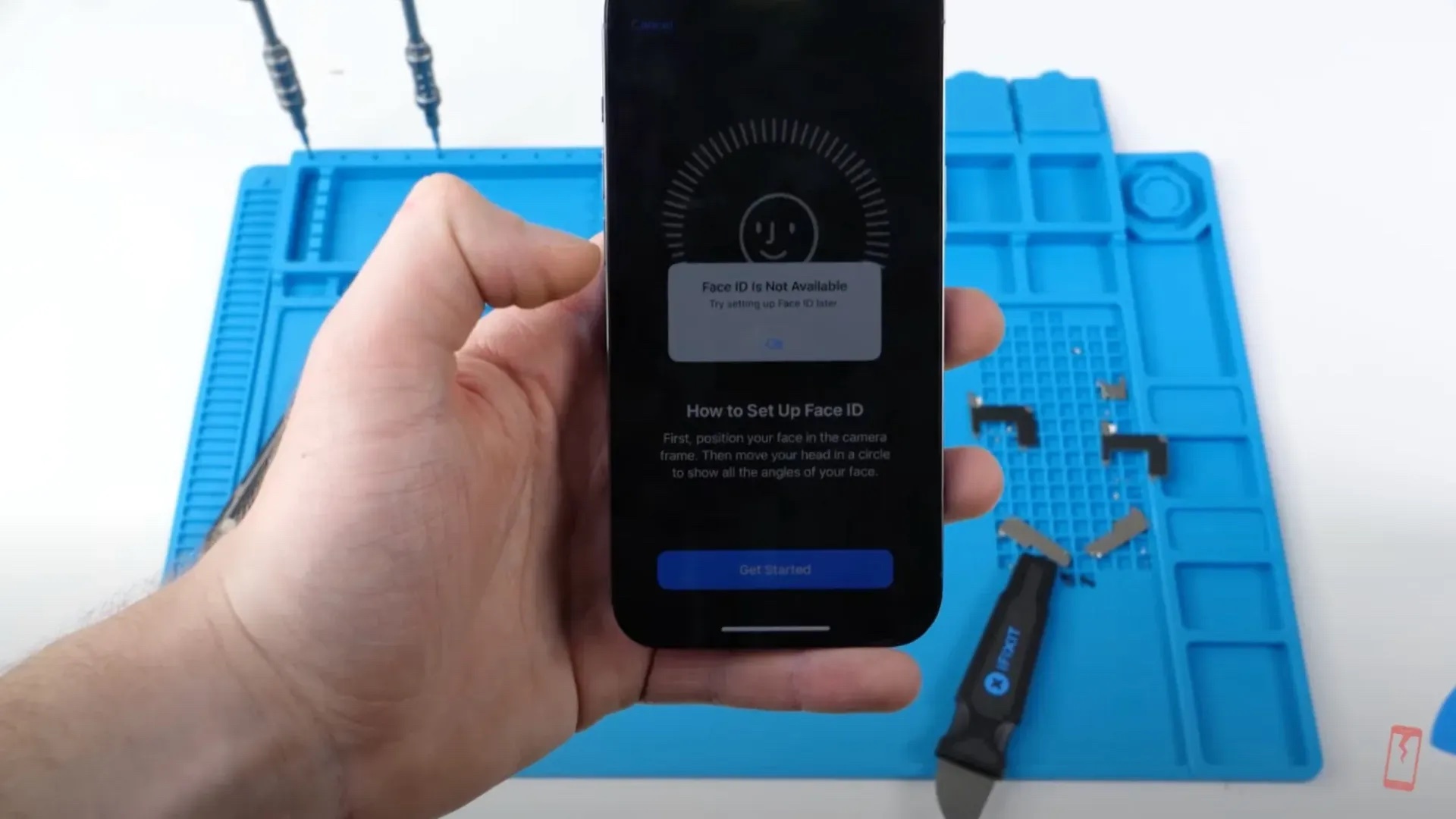 Apple celowo komplikuje naprawy iPhone'a 13: wymiana wyświetlacza w nieautoryzowanym centrum wyłączy Face ID