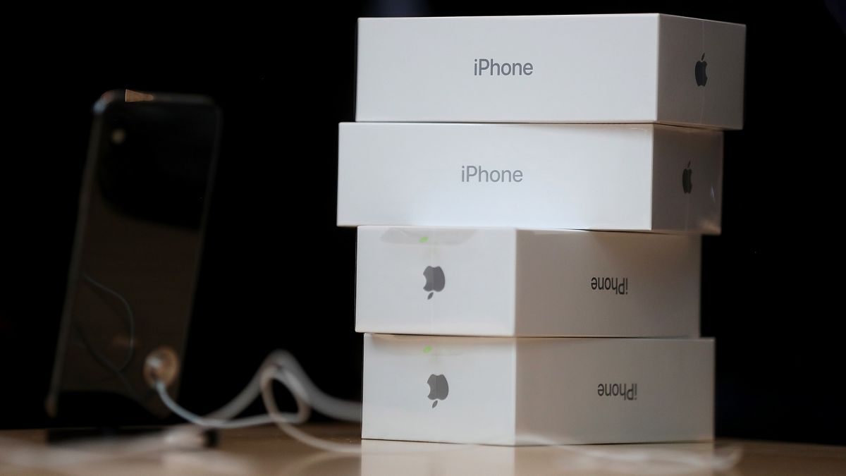 Oszuści próbowali wyłudzić od Apple 3 miliony dolarów, wymieniając ponad 5000 podrobionych iPhone'ów na oryginalne.
