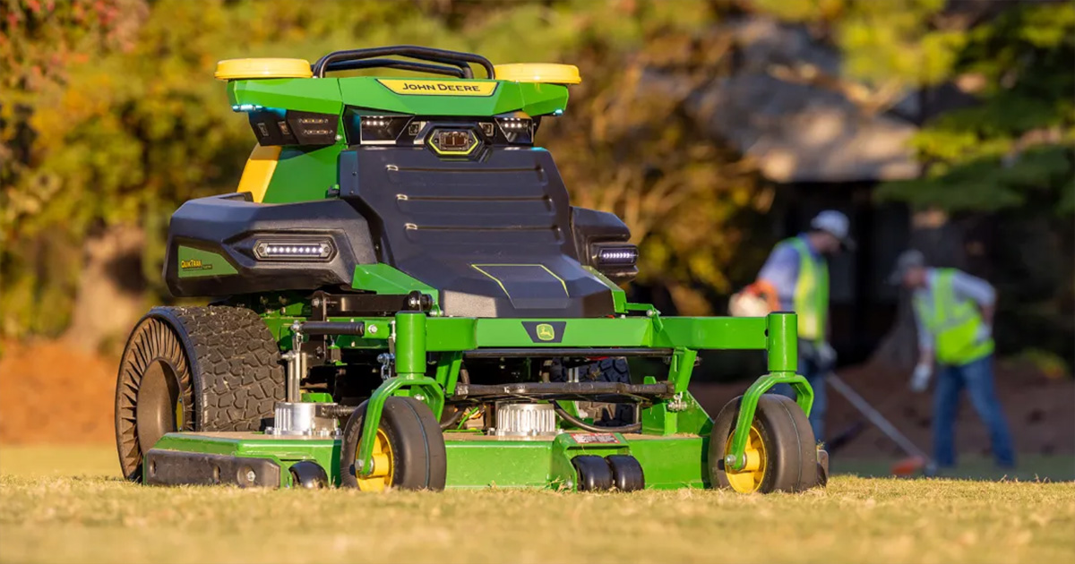 Nowa zrobotyzowana kosiarka John Deere jest wyposażona w akumulator o pojemności 21,4 kWh i może pracować autonomicznie nawet przez 10 godzin.