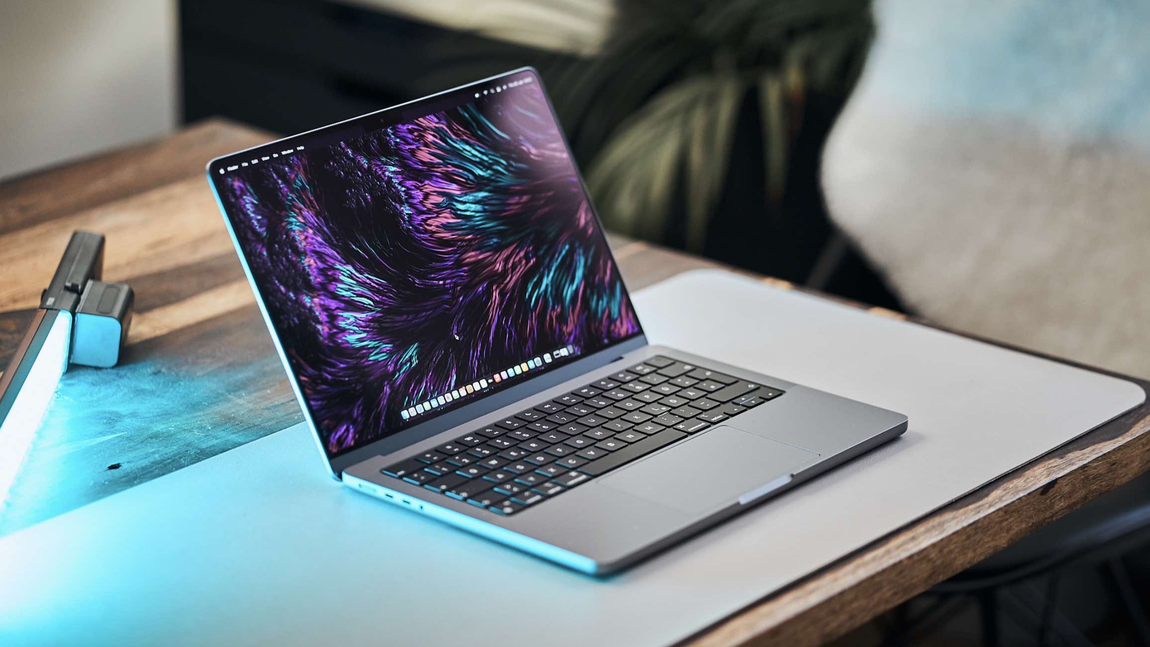 Wszystkie nowe MacBooki Pro z chipami M4 otrzymają zaktualizowane ekrany z kropkami kwantowymi