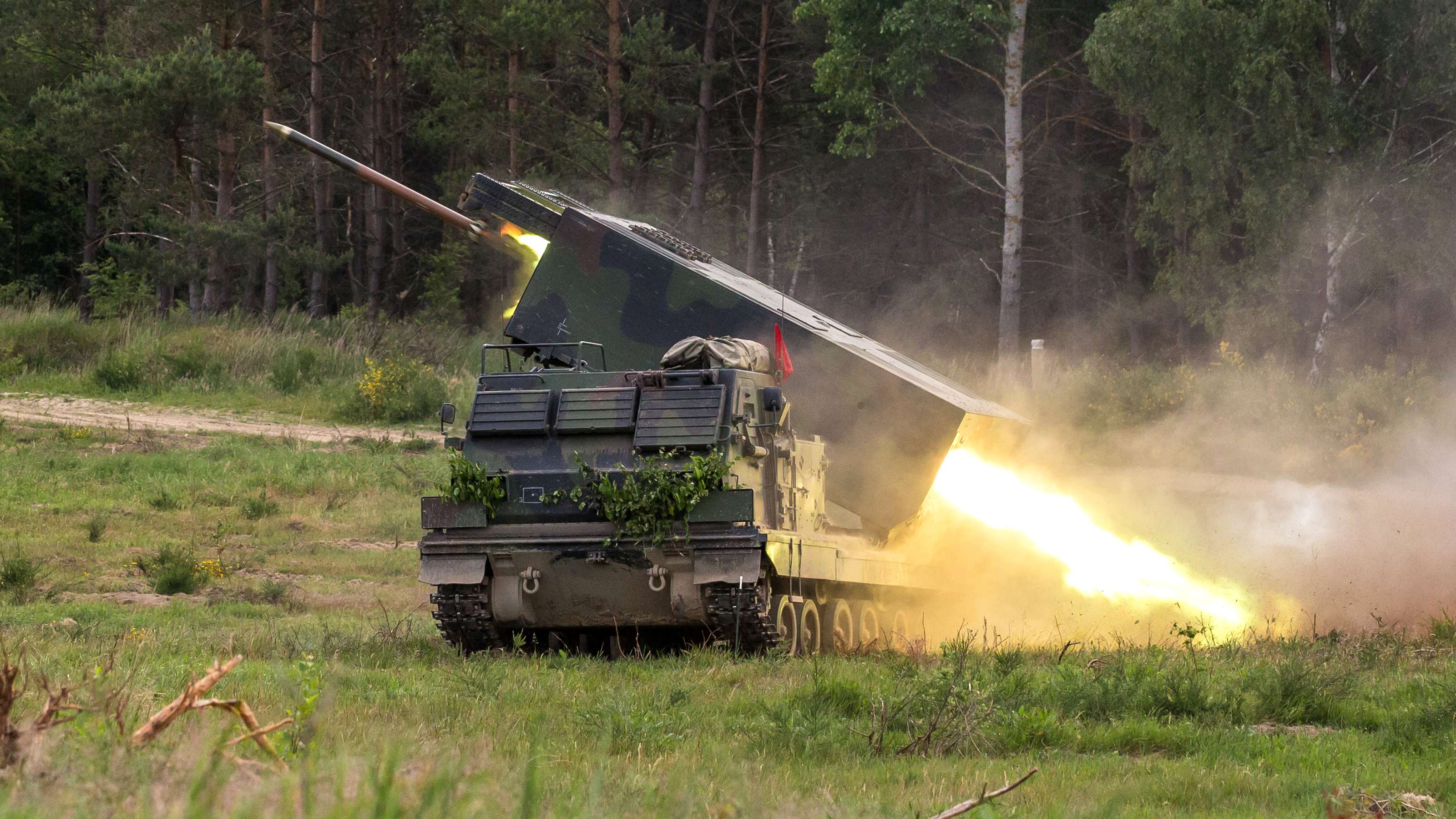 Niemcy rozpoczęły szkolenie ukraińskich załóg do sterowania MARS II - to europejski odpowiednik M270 MLRS o maksymalnym zasięgu strzelania 70 km