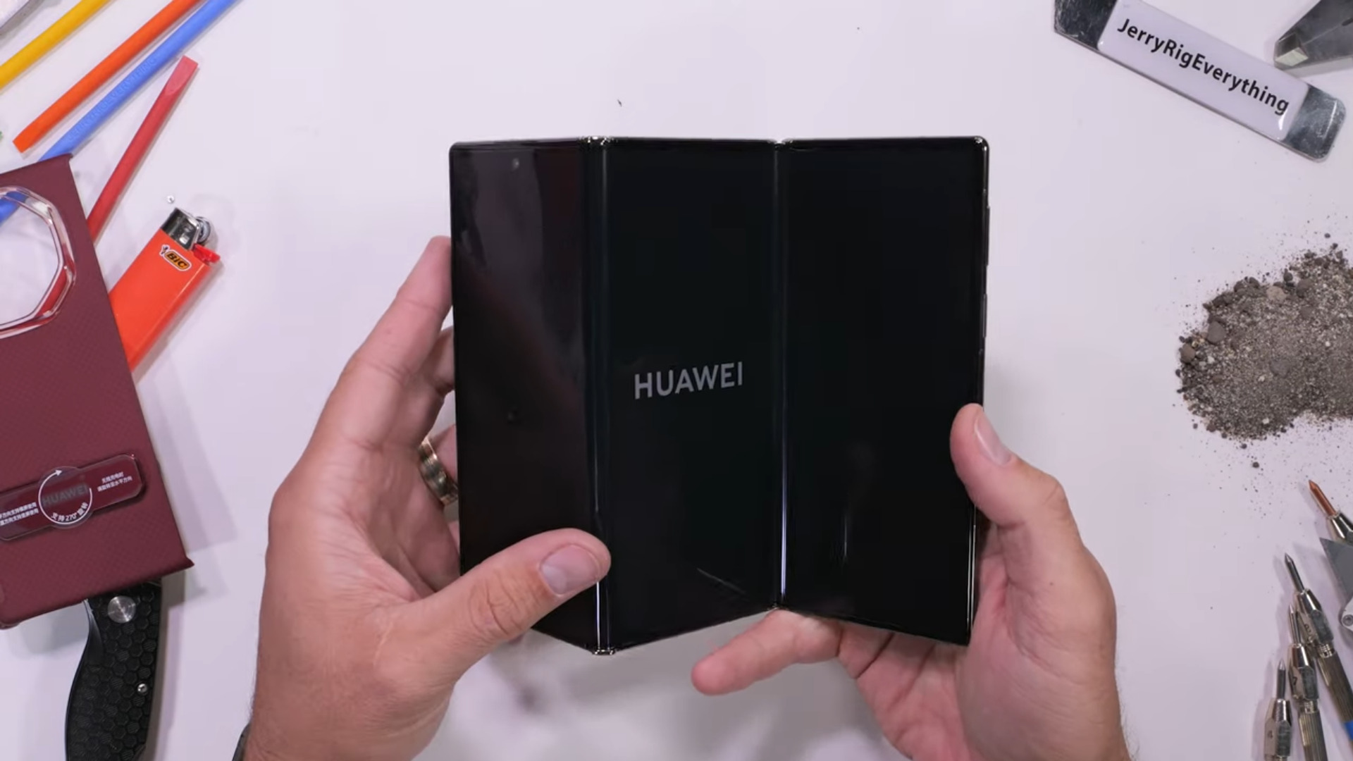 Potrójnie składany smartfon Huawei Mate XT nie przeszedł testu zderzeniowego (wideo)