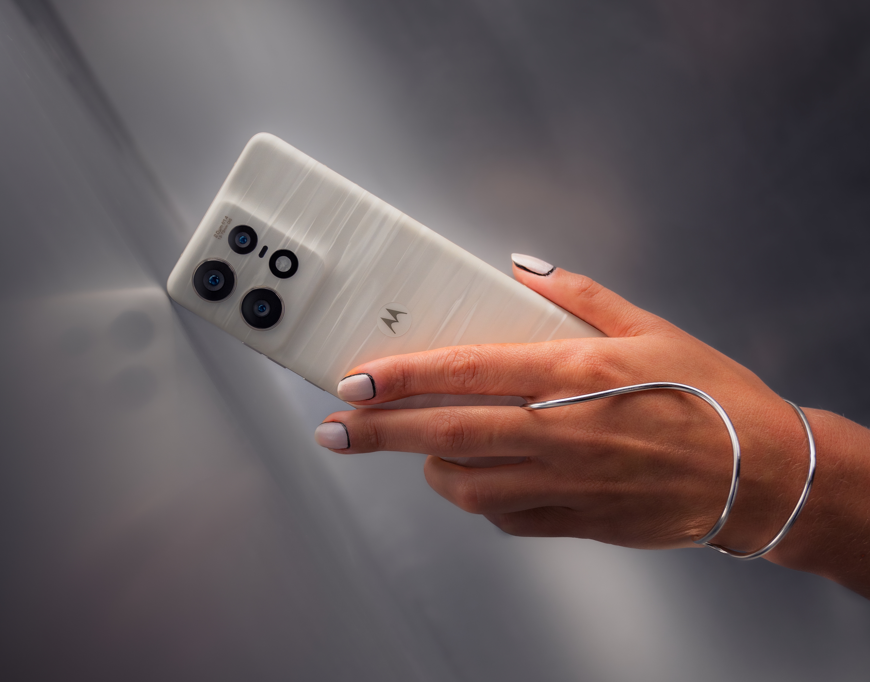 Motorola zaprezentowała Edge 50 Pro na globalnym rynku: smartfon z wyświetlaczem POLED 144 Hz, układem Snapdragon 7 Gen 3, stopniem ochrony IP68 i aparatem 50 MP