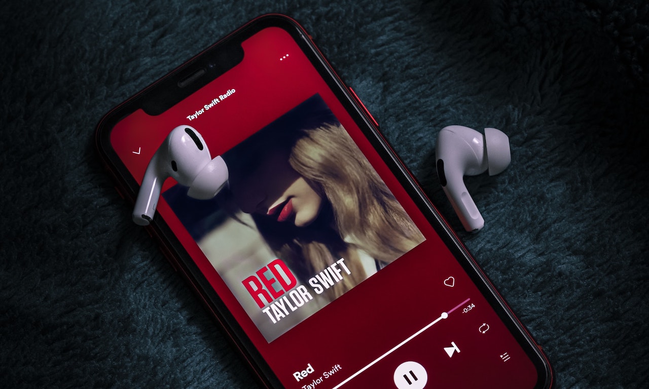 Apple Music obsługuje teraz dynamiczne śledzenie ruchów głowy w trybie dźwięku przestrzennego
