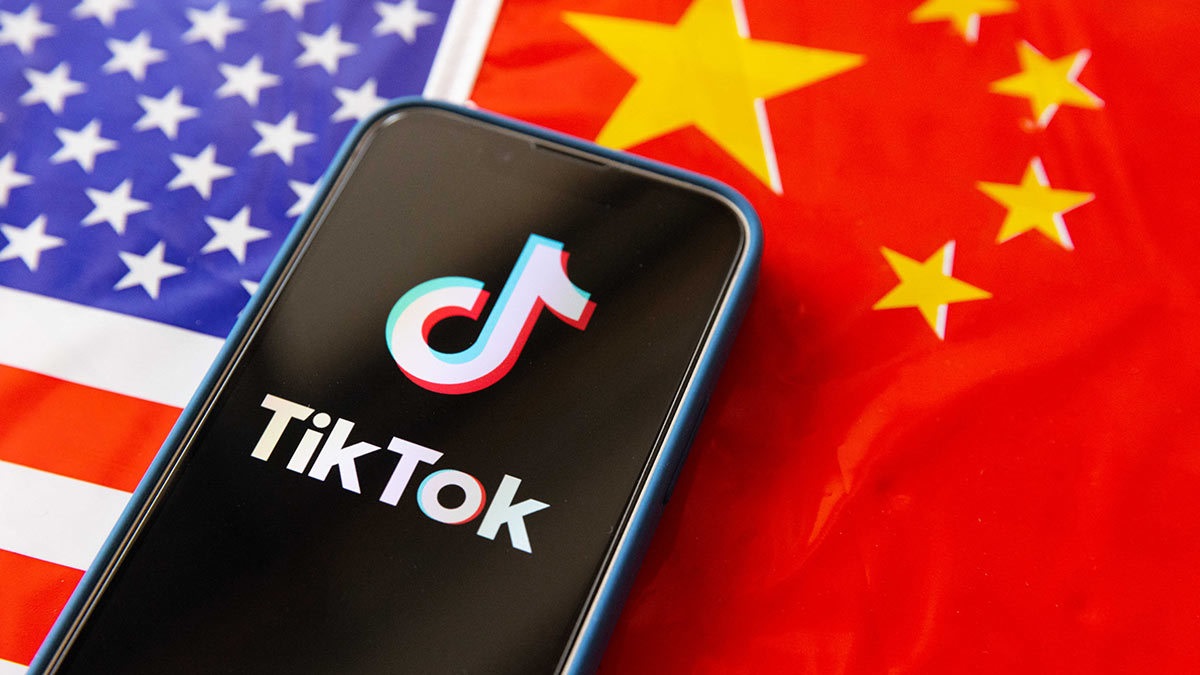 TikTok między dwiema flagami: jak polityka wpływa na marki technologiczne