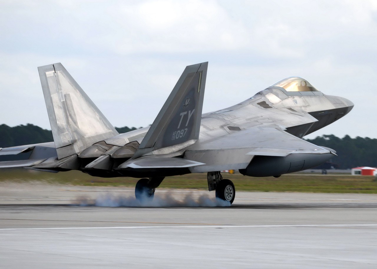 USA wysyłają do Polski 12 myśliwców wielozadaniowych F-22 Raptor