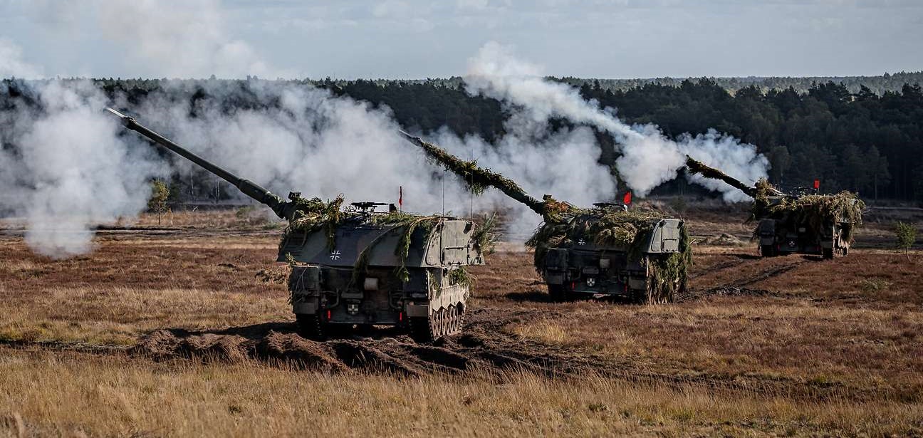 Niemcy oficjalnie zatwierdziły zakup 12 samobieżnych haubic Panzerhaubitze 2000 o wartości 190,7 mln euro.