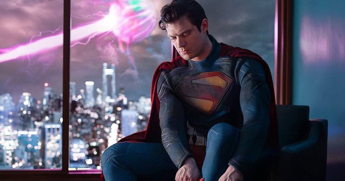 James Gunn ujawnia pierwsze zdjęcie Davida Corenswetha jako nowego Supermana: ale co to za tajemnicze stworzenie w tle?