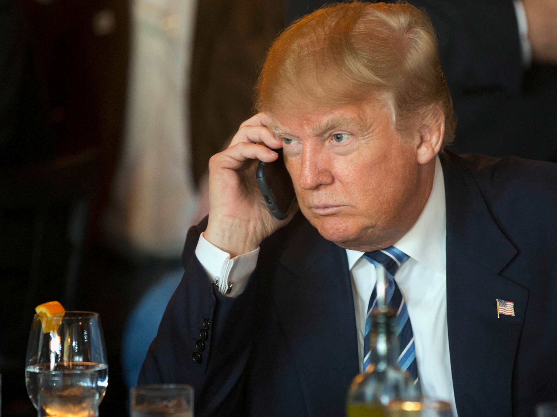 Donald Trump skrytykował projekt nowego iPhone'a 11. A Schwarzenegger pochwalił
