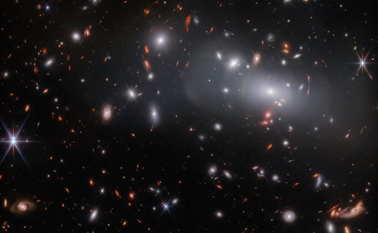 James Webb znalazł obiekt kosmiczny, który posiada wehikuł czasu - ta sama galaktyka pojawiła się w trzech różnych miejscach na tym samym zdjęciu