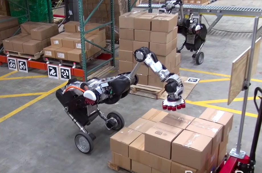 Wideo dnia: robot-ptak Boston Dynamics  z przyssawką zamiast dzioba zarabia tragarzem