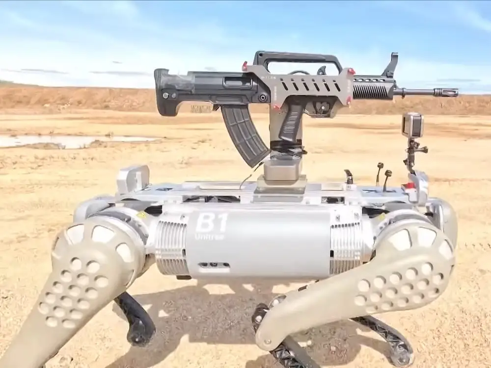 Chiny prezentują psa-robota z karabinem maszynowym na grzbiecie