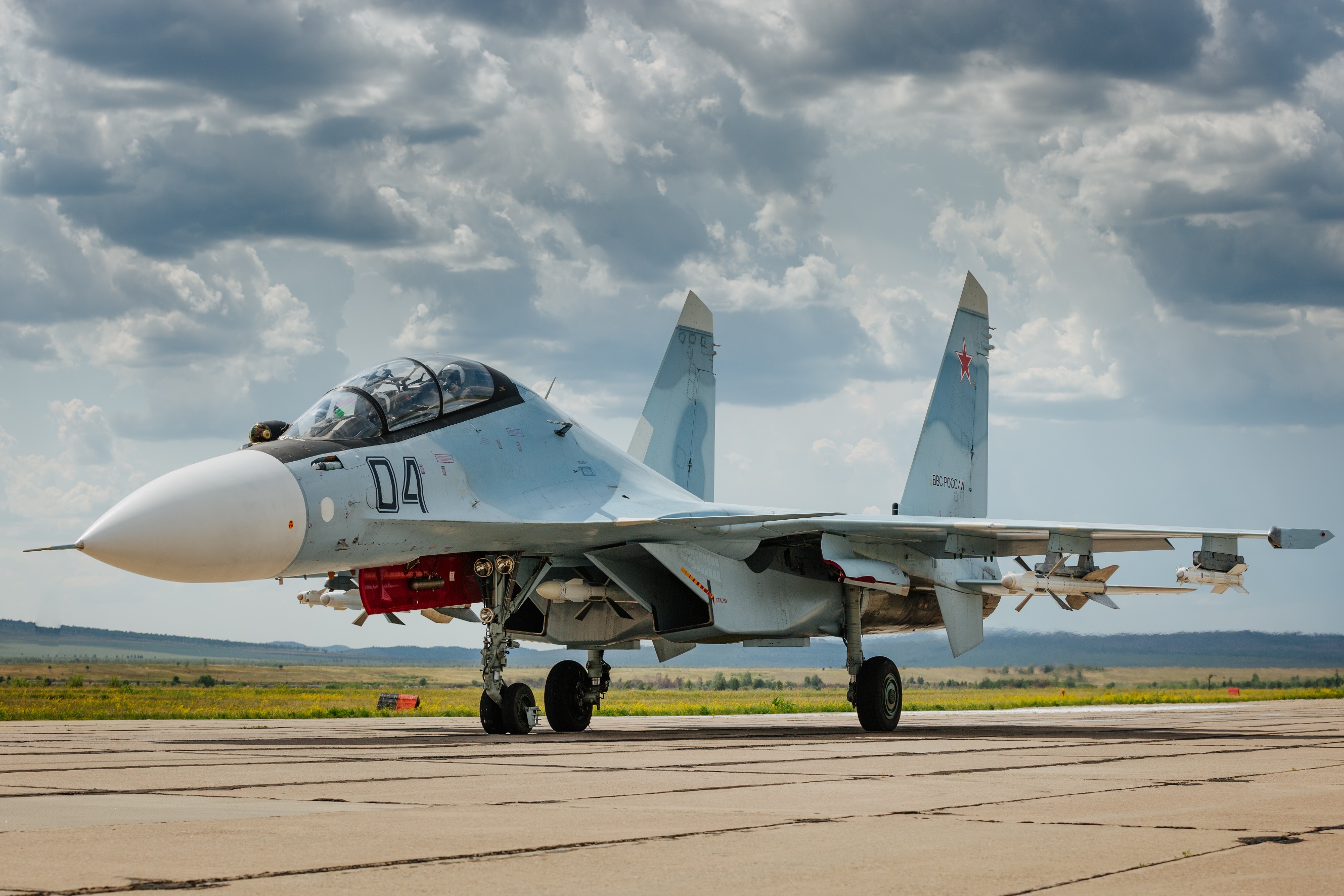 Ukraińska armia pokazuje spektakularne wideo ze zniszczenia wartego 40 mln dolarów odrzutowca Su-30SM przy użyciu przenośnego systemu obrony powietrznej Stinger - rosyjski odpowiednik F-35 Lightning II spektakularnie eksplodował na polu walki