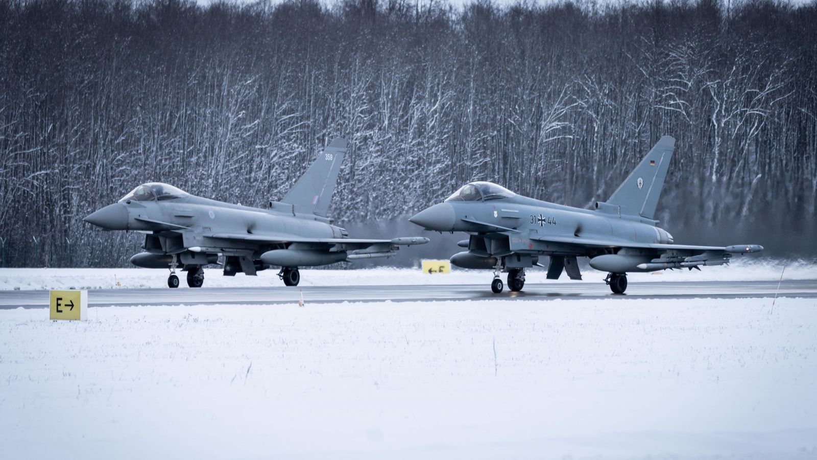 Brytyjskie i niemieckie myśliwce Eurofighter Typhoon przechwytują rosyjskie samoloty w pobliżu granic NATO