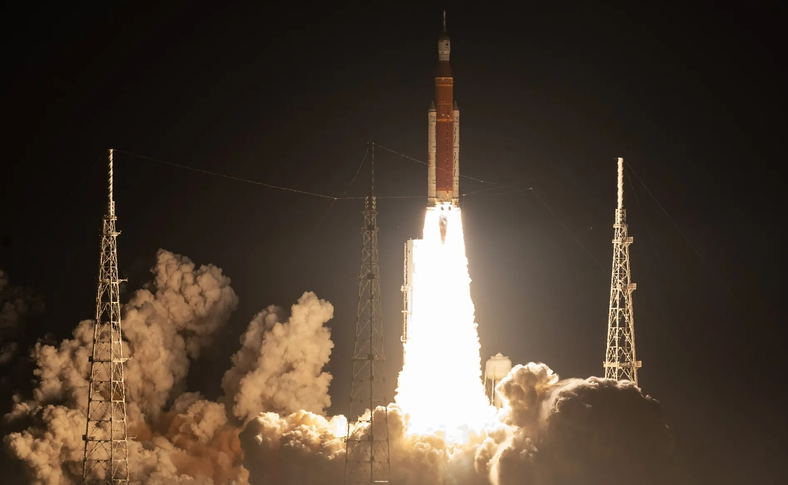 Misja Artemis I wystrzelona - NASA wreszcie wysłała rakietę SLS ze statkiem kosmicznym Orion na orbitę Księżyca i powrót na Ziemię