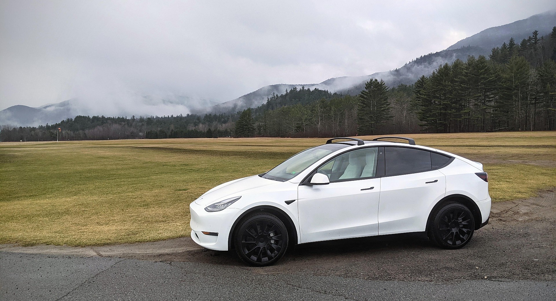 Tesla rozpoczyna sprzedaż najtańszej wersji crossovera Model Y z baterią 4680 i zasięgiem 449 km