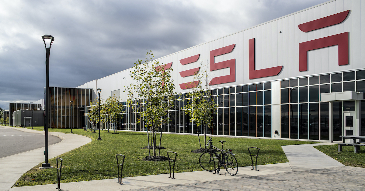 Tesla oskarżona o łamanie amerykańskiego prawa pracy - firma ma zakaz rozmawiania o wynagrodzeniach