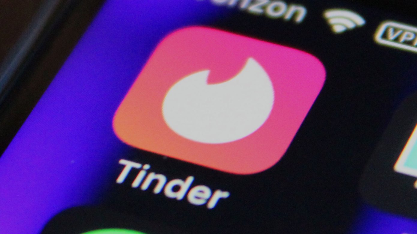 Tinder testuje funkcję dopasowywania zdjęć za pomocą sztucznej inteligencji, aby pomóc użytkownikom w tworzeniu profili randkowych.