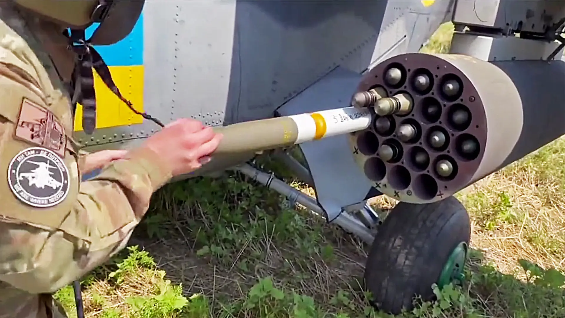 Ukraińskie Siły Zbrojne pokazały załadunek amerykańskich rakiet Hydra do wyrzutni M261 na śmigłowcu Mi-24V.