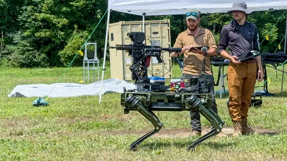 Z blackjackiem i karabinami: USA testują "psa-robota" do niszczenia dronów wroga