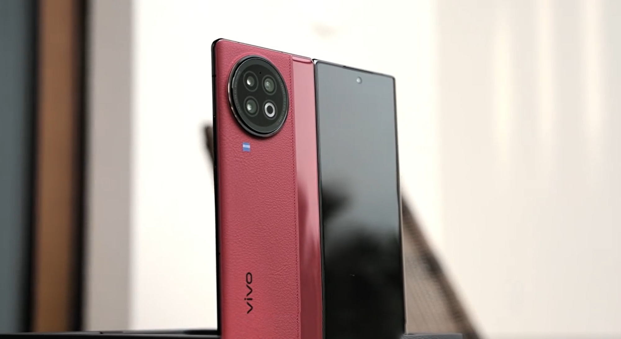 W sieci pojawiło się wideo z unboxingu smartfona vivo X Fold 2: dwa wyświetlacze, aparat Zeiss i kolor czerwony