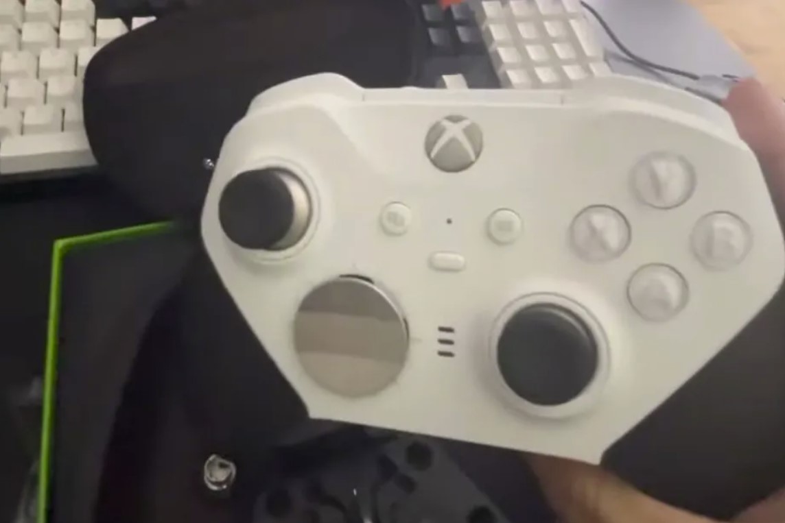 Niezapowiedziany biały kontroler Xbox Elite 2 pojawia się w filmie z rozpakowywaniem