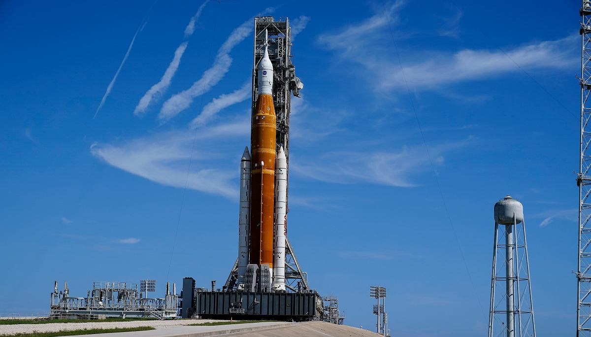 Rakieta księżycowa Space Launch System odbywa czwartą podróż na stanowisko startowe w Centrum Kosmicznym Kennedy'ego - planowany start 14 listopada