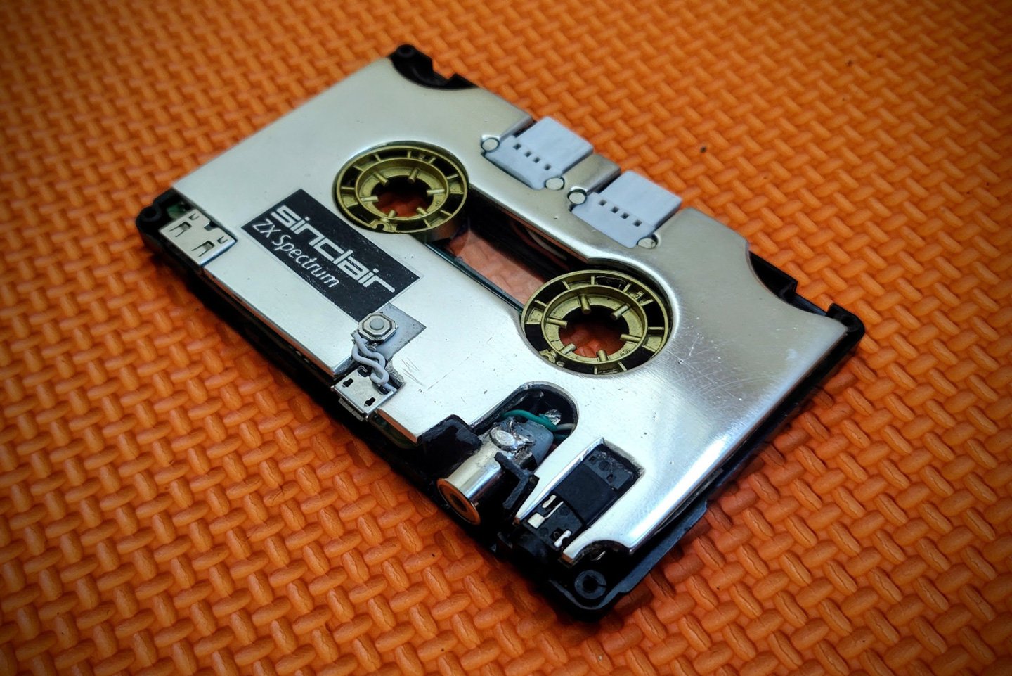 Komuś udało się zmieścić cały komputer Raspberry Pi w obudowie kasety
