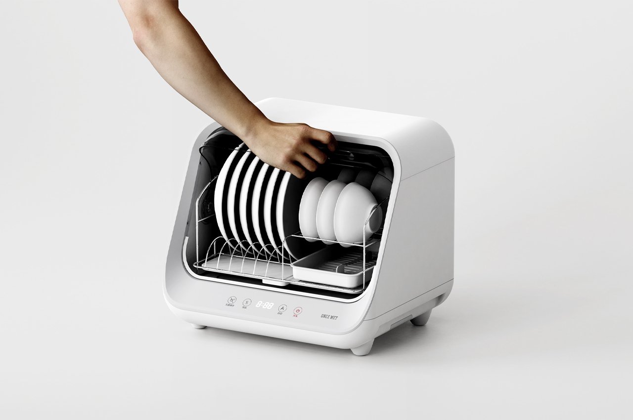 To domowe urządzenie sanitarne dezynfekuje naczynia za pomocą promieni ultrafioletowych