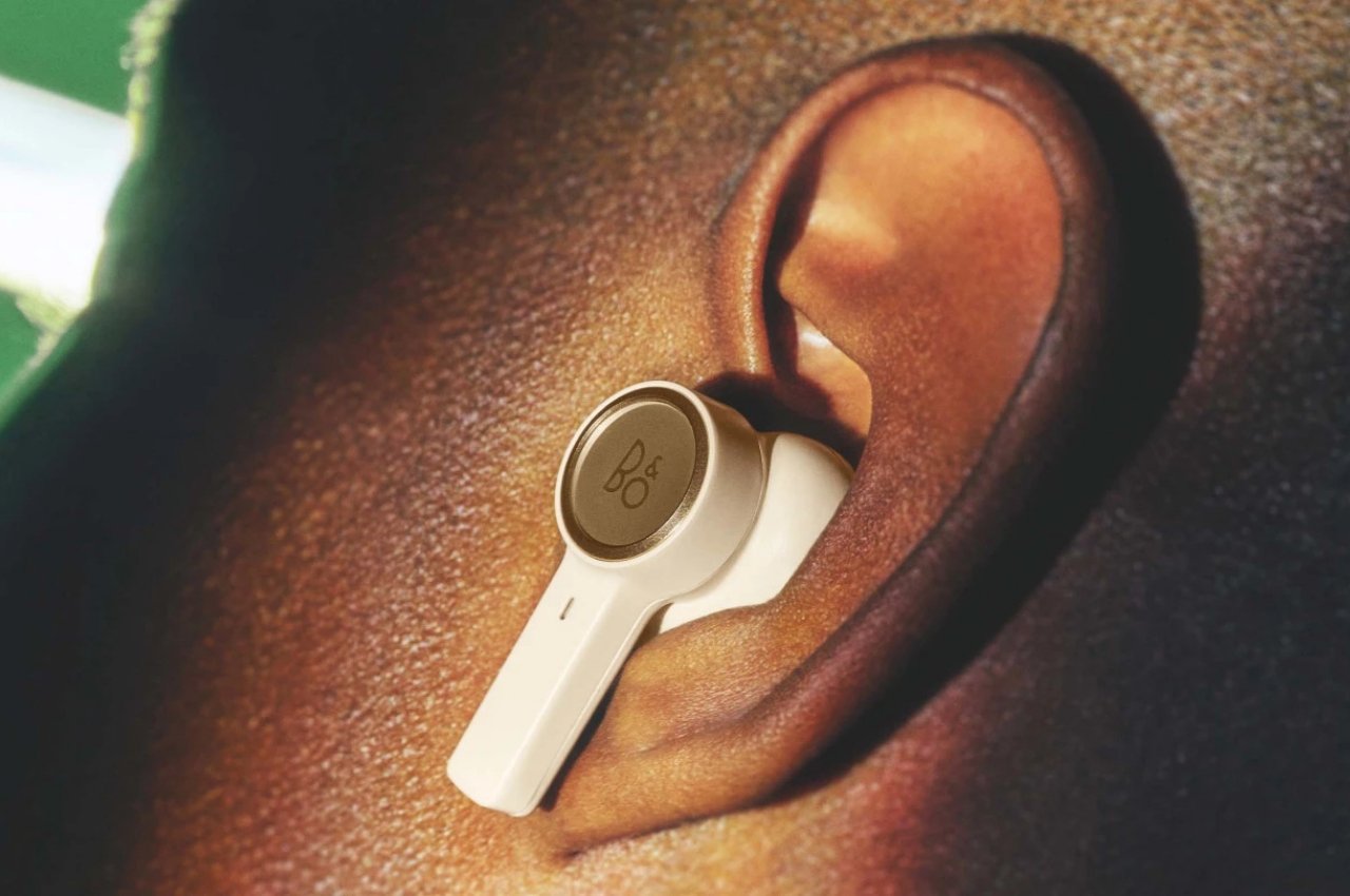 Bang & Olufsen Beoplay EX stara się wnieść odrobinę klasy do słuchawek